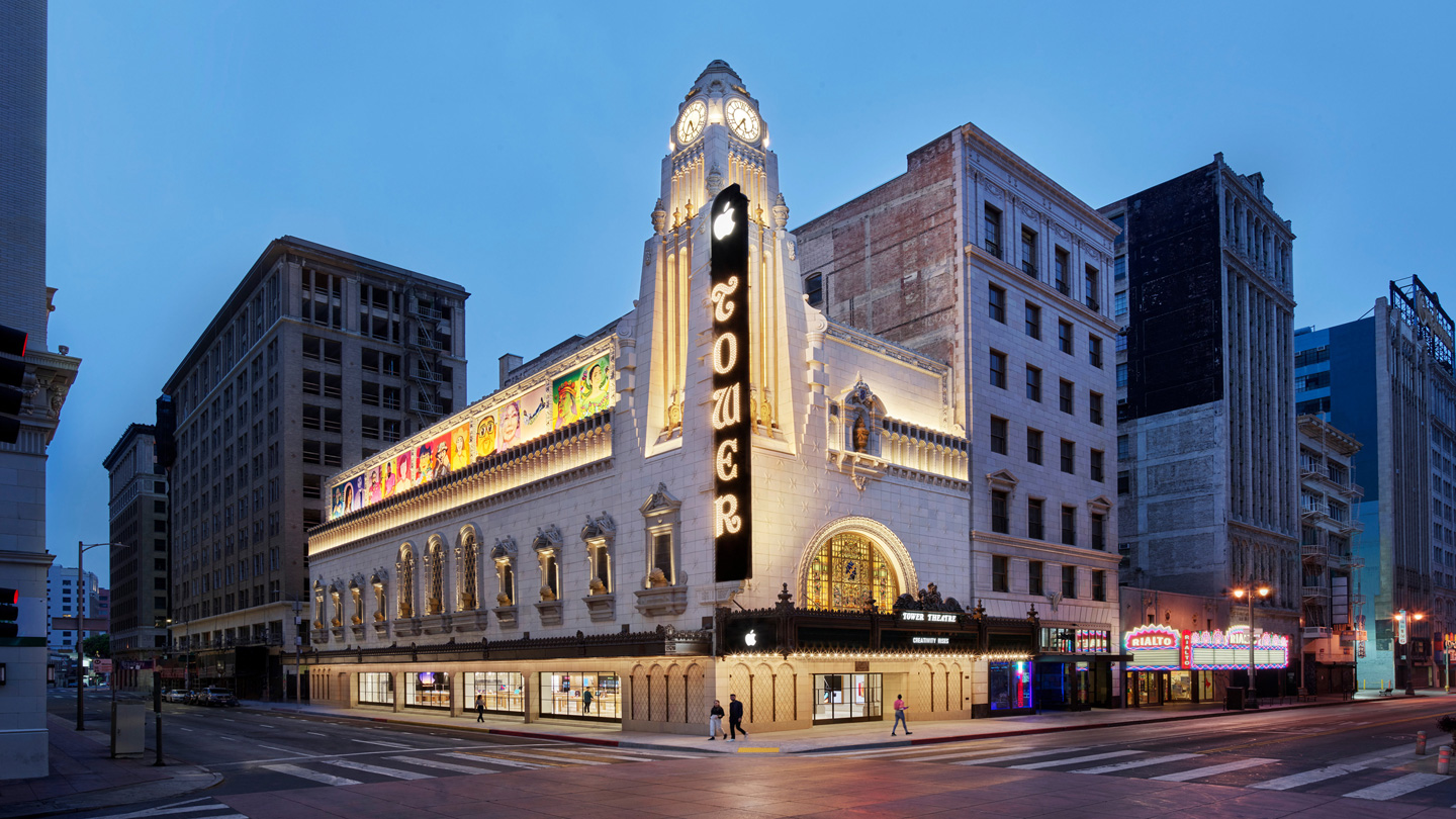 Apple Tower Theatre’ın sokaktan görünümü.