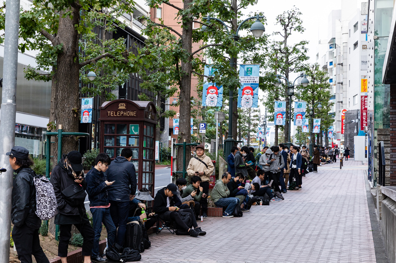 早朝の東京でiPhone XRを求めて行列を作ったお客様。
