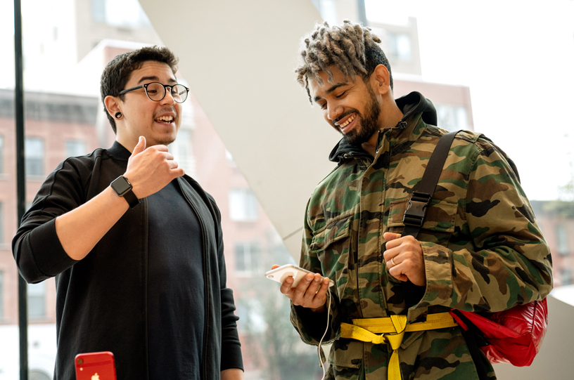 お客様とiPhone XRについて話しているApple Downtown Brooklynのチームメンバー。