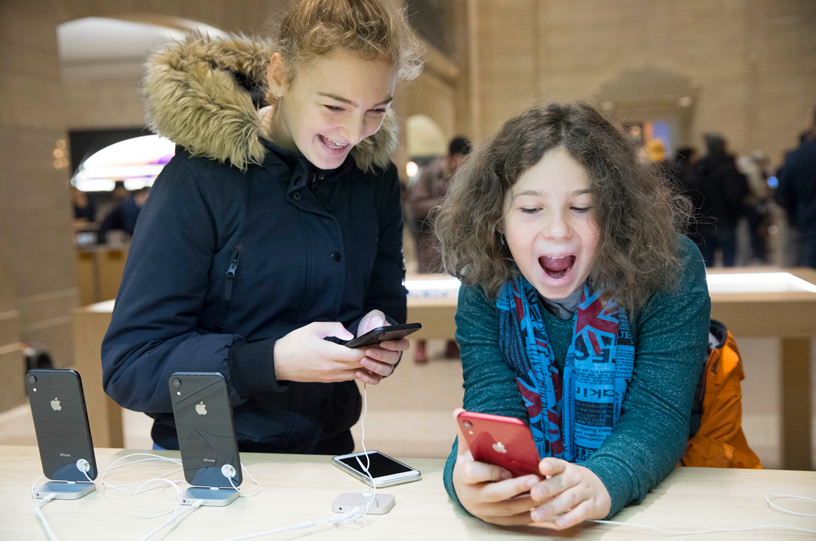 iPhone XRを楽しそうに使ってみている子供たち。