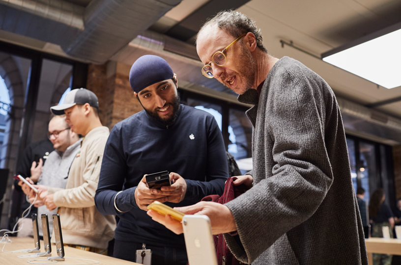 お客様とiPhone XRについて話しているAn Apple Covent Gardenのチームメンバー。