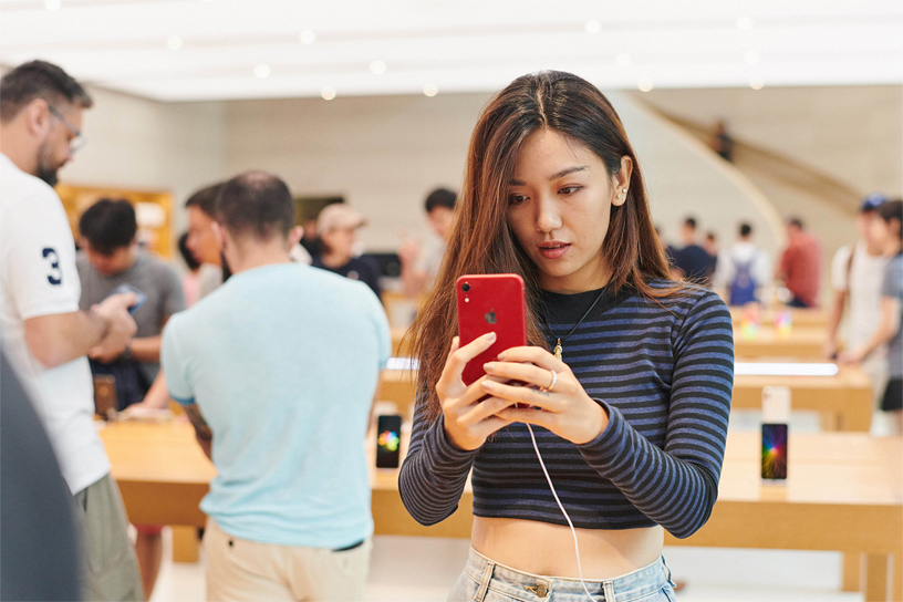 iPhone XRを見つめるお客様。