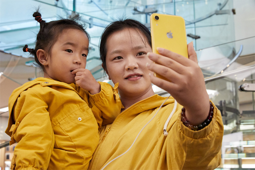 iPhone XRでセルフィーを撮る子供連れのお客様。