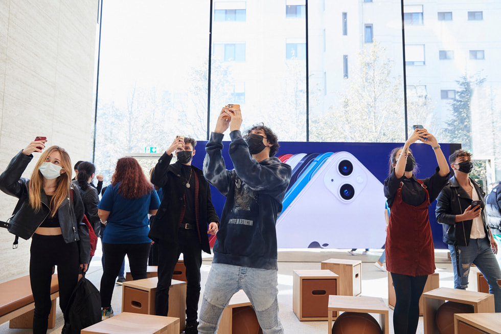 Müşteriler İstanbul’un en cazip konumlarından birinde yerini alan yeni Apple Store’un fotoğrafını çekiyor.