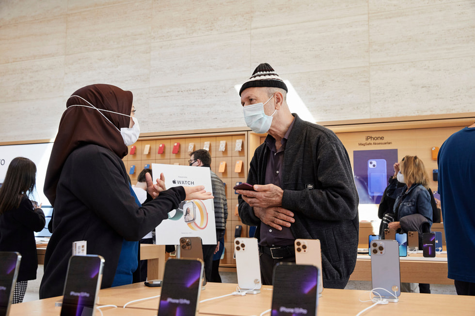 Müşteriler Apple Bağdat Caddesi’nde ürünleri inceliyor.