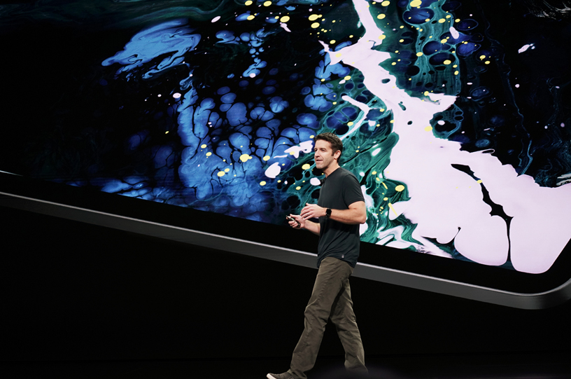 John Ternus sahnede iPad Pro görselinin önünde.