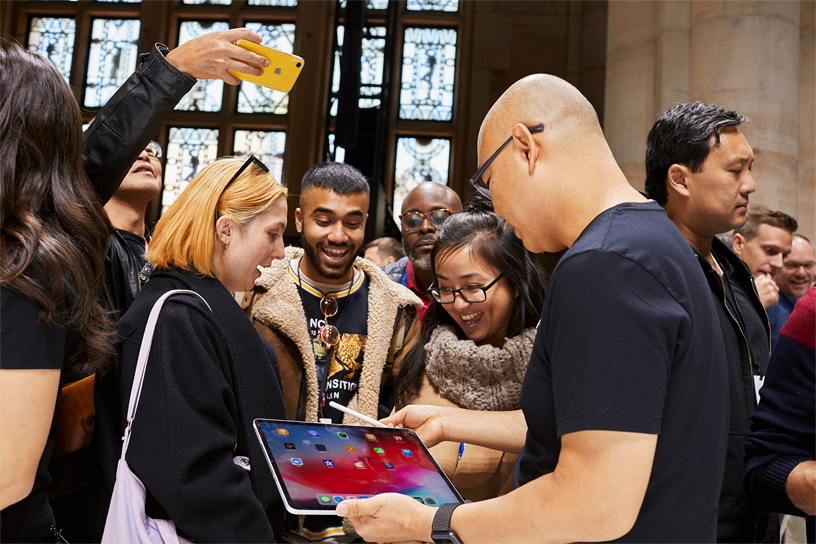 Yeni iPad Pro ile birlikte Keynote konukları ve bir Apple ekip üyesi. 