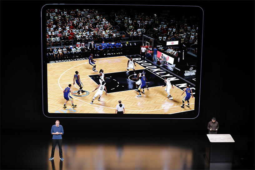 Greg Thomas sahnede NBA 2K19’un demosunu sunuyor.