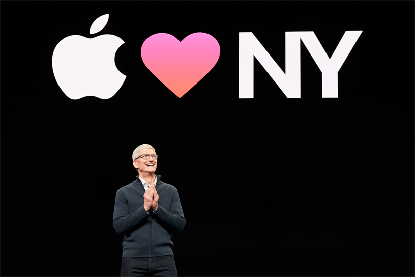 Tim Cook, Brooklyn Müzik Akademisi’nde sahnedeki yerini aldı.
