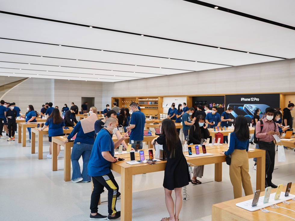 iPhone 12の発売日にApple Orchard Roadに集まったお客様とAppleのチームメンバー。