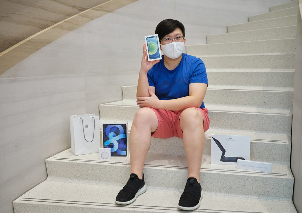 Apple Orchard Roadで買ったばかりの新しいiPhone 12、iPad AirそしてMagSafeチャージャーを見せるお客様。