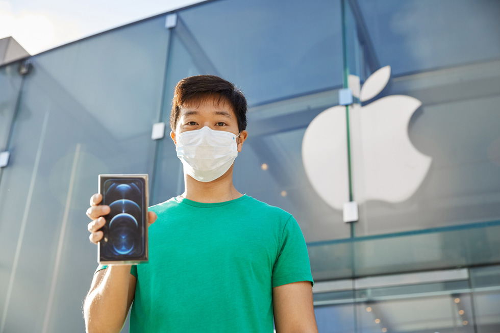 Apple Highland Villageの外で今買ったばかりの物を見せるお客様。