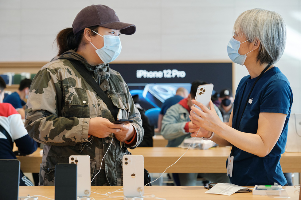 iPhone 12 Pro Maxについてお客様の質問に答えるApple Sanlitunのチームメンバー。