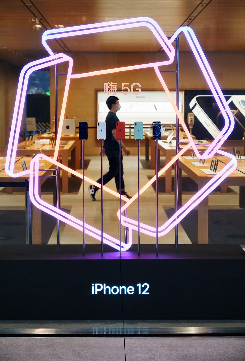 新しいiPhone 12のラインナップが一際目を引くApple Sanlitunのウィンドウディスプレイ。
