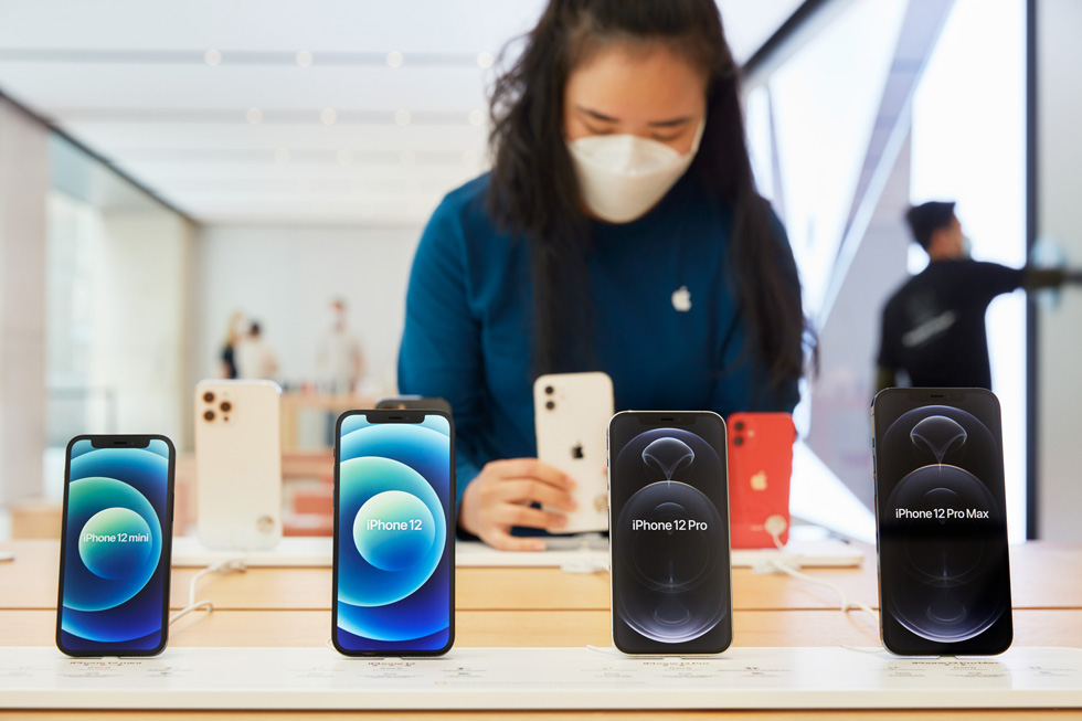 iPhone 12 mini、iPhone 12、iPhone 12 Pro、そしてiPhone 12 Pro Maxのディスプレイを調節するApple Sydneyのチームメンバー。
