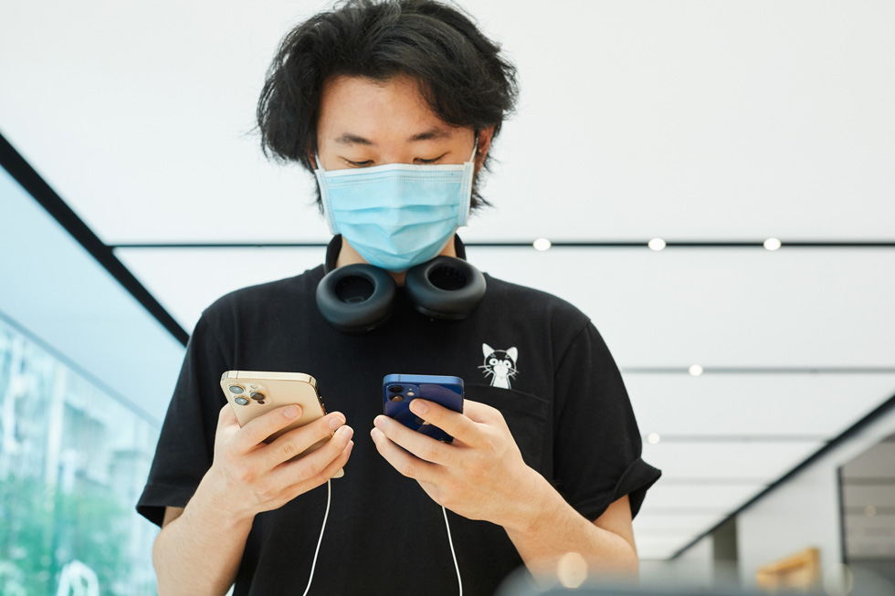 Apple SydneyでiPhone 12 Pro MaxとiPhone 12 miniを比較するお客様。