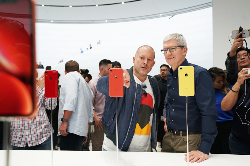 Jony Ive ve Tim Cook, iPhone XR’ı inceliyor.