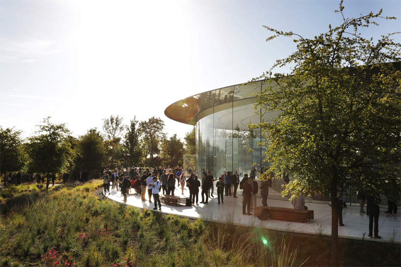 Apple Park’taki Steve Jobs Theater’ın dışındaki konuklar.