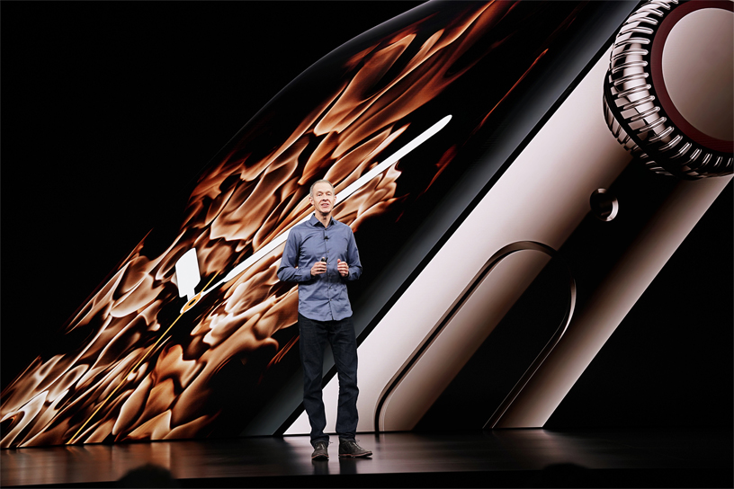 Jeff Williams sahnede yeni Apple Watch Series 4’ü tanıtıyor. 