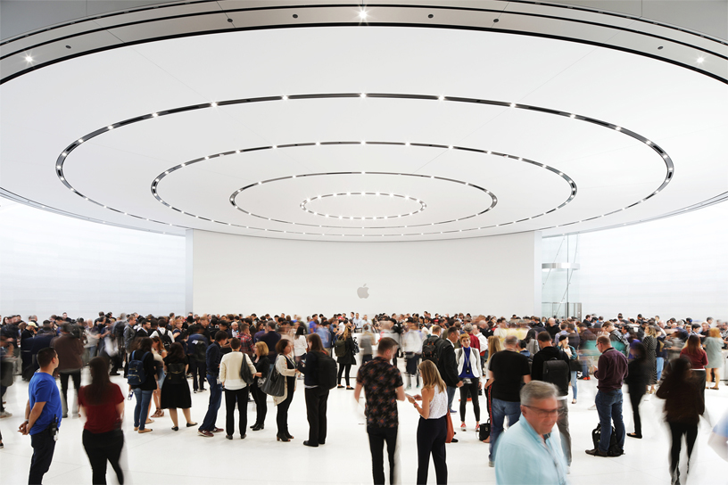 Steve Jobs Theater’daki uygulama alanında bulunan konuklar.