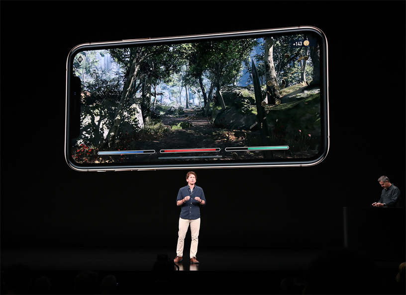 Todd Howard sahnede iPhone Xs’te Elder Scrolls: Blades oyununu gösteriyor.