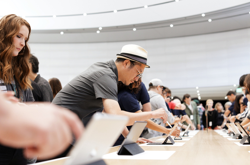 Konuklar Steve Jobs Theater’daki deneme alanında.