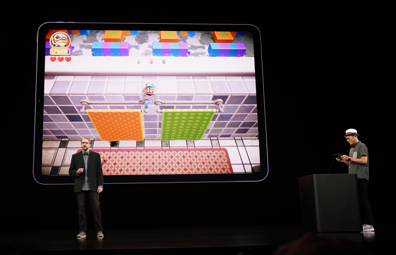 Benjamin Kinney, Steve Jobs Theater’da sahnede.