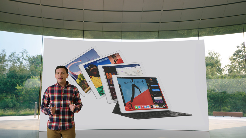 Ted Merendino, sekizinci nesil iPad’i tanıtıyor.