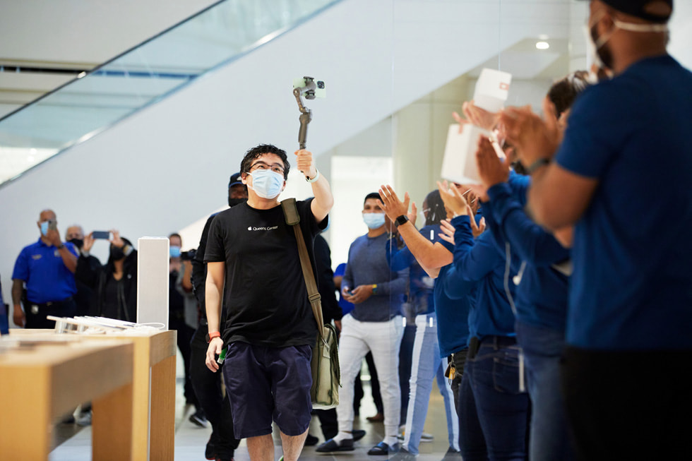 أعضاء الفريق في متجر Apple Bay Plaza يرحبون بالعملاء الذين يزورون المتجر للاطلاع على أجهزة iPhone 13 والجيل التاسع من iPad وiPad mini.