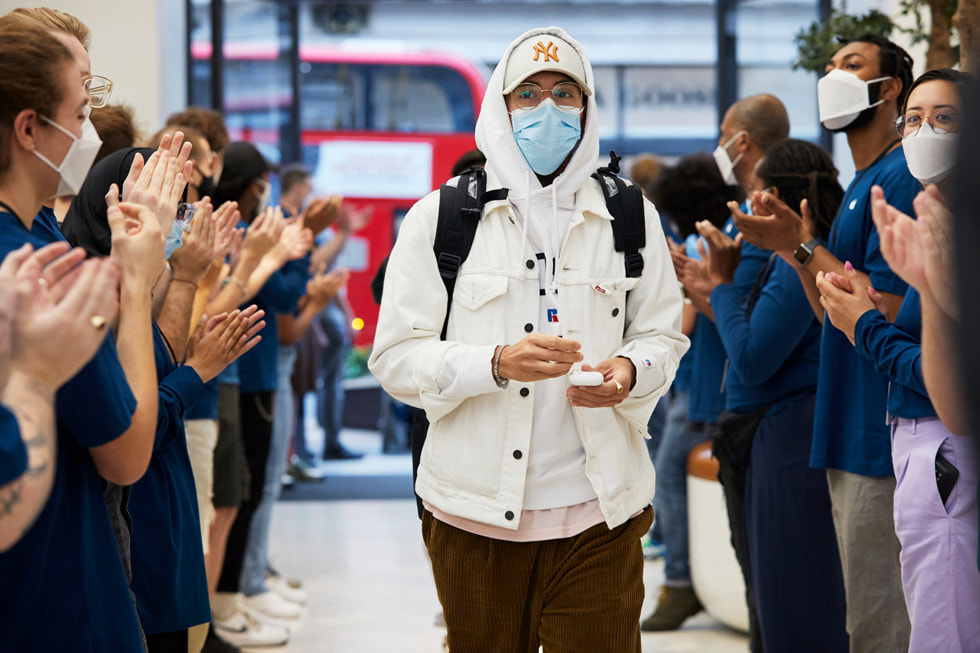 أعضاء الفريق في متجر Apple Regent Street يرحبون بالعملاء الذين يزورون المتجر لتفقد أجهزة iPhone 13. 