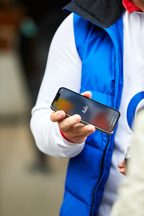 أحد عملاء متجر Apple Regent Street يقوم بإعداد جهازه iPhone 13 الجديد.