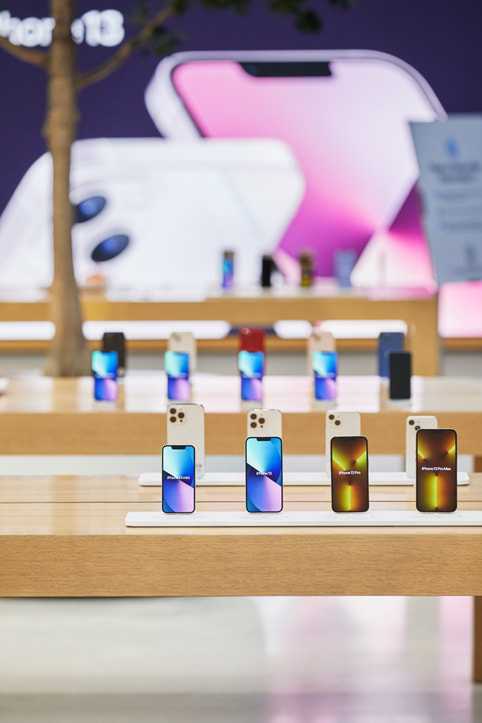 موديلات iPhone 13 على طاولات العرض داخل متجر Apple Regent Street.
