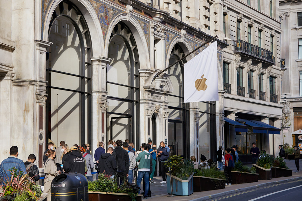 العملاء يقفون في صف خارج متجر Apple Regent Street.