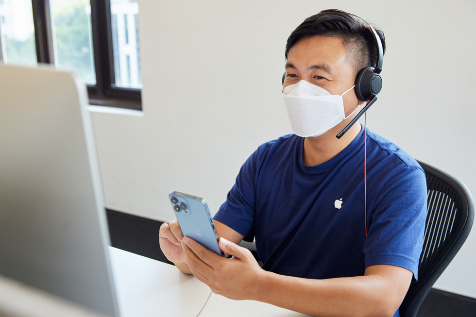 أحد أعضاء فريق Apple عبر الإنترنت في مركز الاتصال في شنغهاي يقدم المشورة لعميل بشأن iPhone 13 Pro Max الجديد. 
