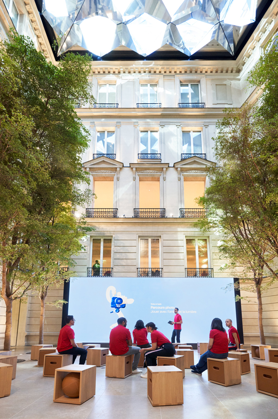 Mağazanın Forum’u fotoğrafçılık, müzik, kod yazma, tasarım ve daha fazlasına odaklanan Today at Apple etkinliklerine ev sahipliği yapacak. 