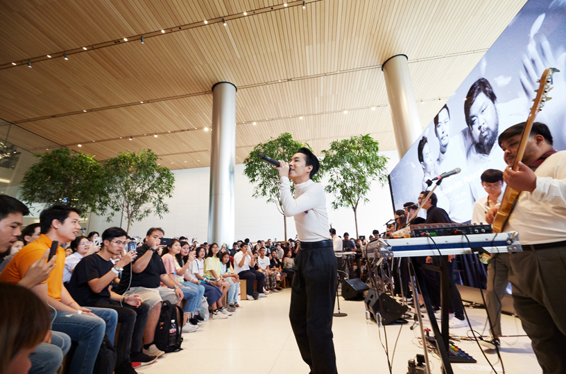 Taylandlı müzik grubu Polycat’in Apple Iconsiam’daki performansı.