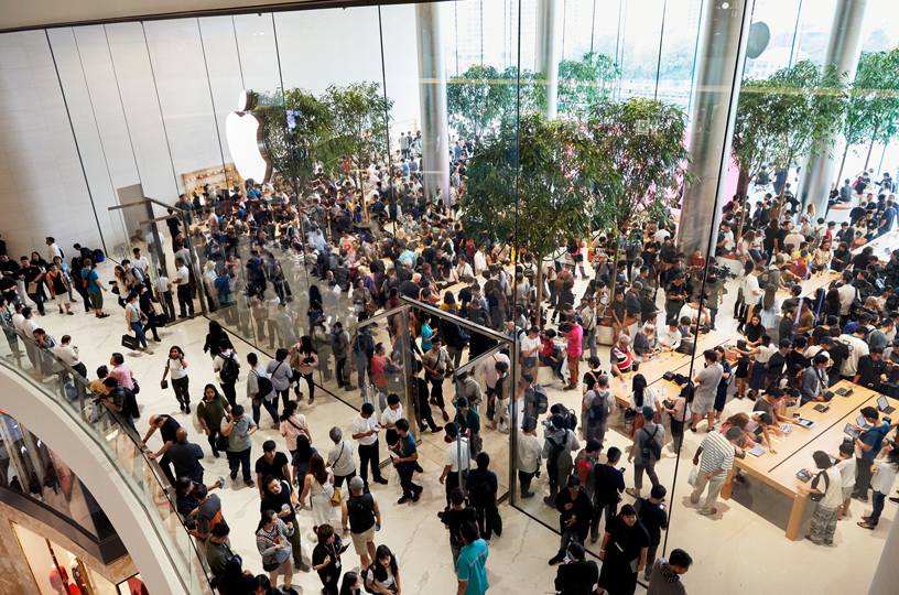Çok sayıda ziyaretçi Apple Iconsiam’ın içinde.