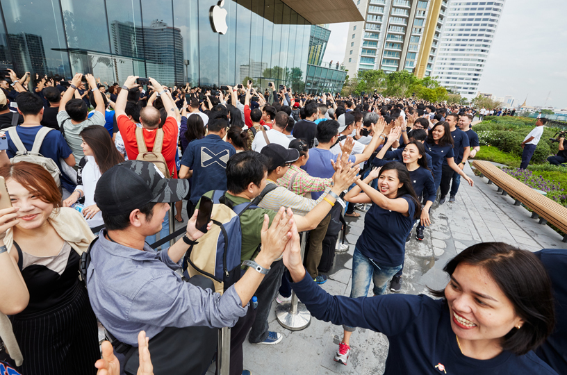 Müşteriler Apple Iconsiam’ın önünde sırada bekliyor.