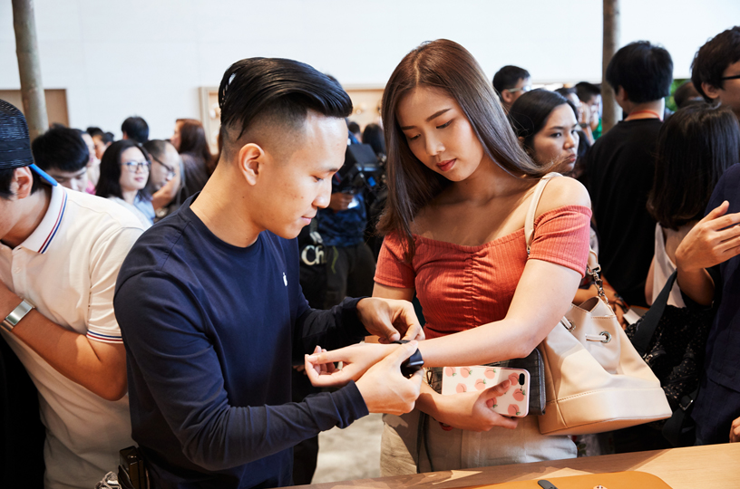 Apple Iconsiam’da müşteriler ve Apple ekibinin üyeleri.