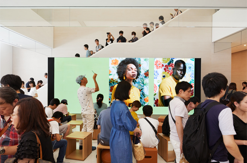 Apple Kyoto’nun iç avlusunda ve merdiveninde duran müşteriler.