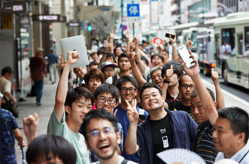 Apple Kyoto müşterilerinin Shijō Dori caddesi boyunca oluşturduğu sıra.
