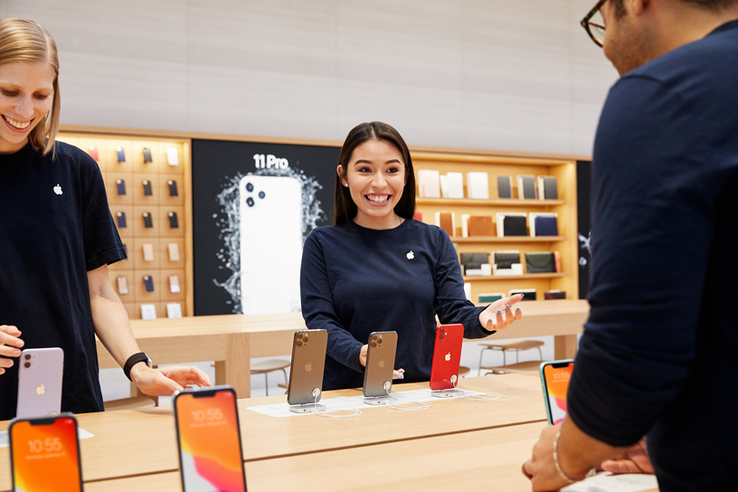 Apple Fifth Avenue에 iPhone 11을 들여놓는 Apple 직원들.