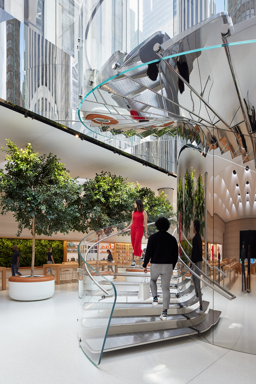 Apple Fifth Avenue의 스테인리스 스틸로 만들어진 나선형 계단.