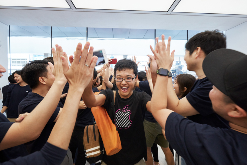 Müşteriler Apple Kyoto ekip üyeleriyle selamlaşıyorlar.