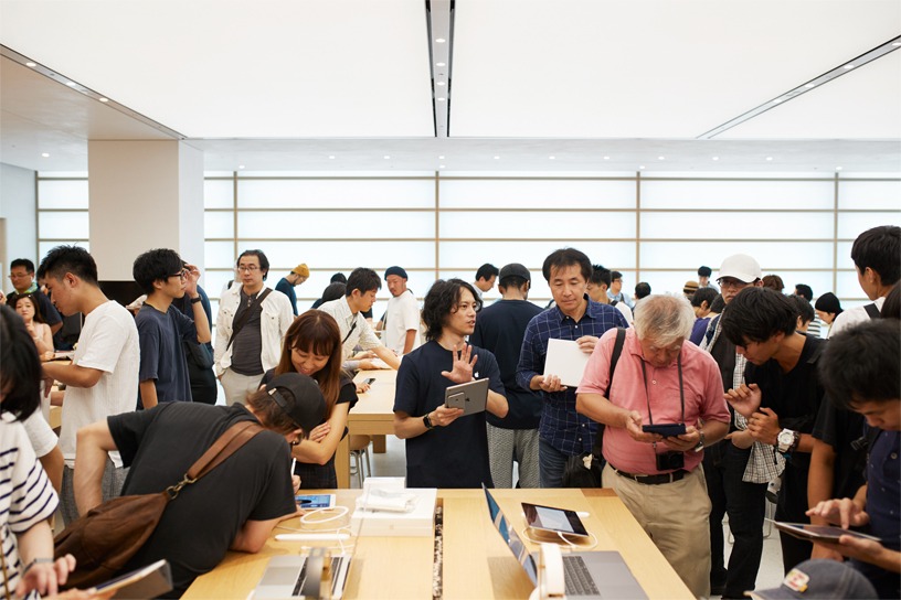 Apple Kyoto’da çalışanların arasına karışan müşteri kalabalığı.
