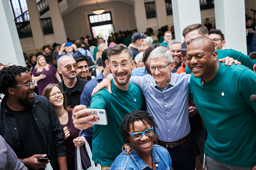تيم كوك مع الفريق في Apple Carnegie Library.