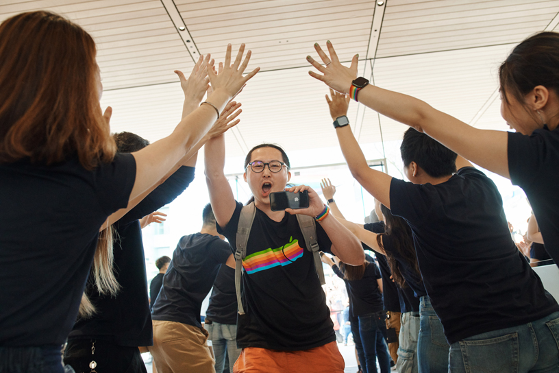 العملاء يدخلون متجر Apple Xinyi A13 الجديد في مدينة تايبيه.