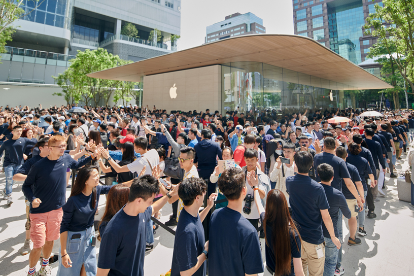 الحشود خارج متجر Apple Xinyi A13.