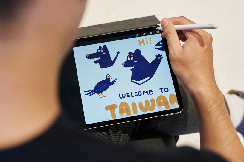 رسم على جهاز iPad في متجر Apple Xinyi A13.