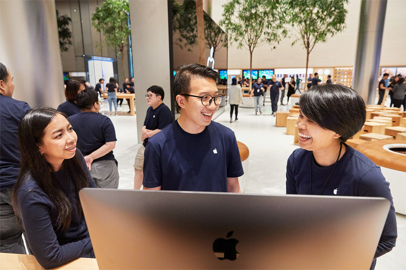 Apple Iconsiam’da Apple ekibinin üyeleri.